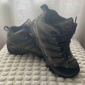 Merrell Women's Moab 2 Mid Waterproof Hiking Boot Size 6